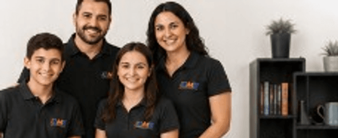 Equipe familiar da DME — foto provisória da referência, à espera do arquivo oficial.